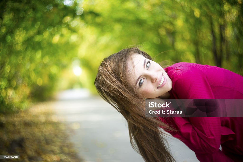 Donna nel parco di primavera - Foto stock royalty-free di 20-24 anni