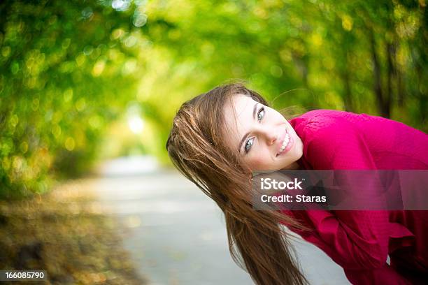 Donna Nel Parco Di Primavera - Fotografie stock e altre immagini di 20-24 anni - 20-24 anni, Adulto, Albero