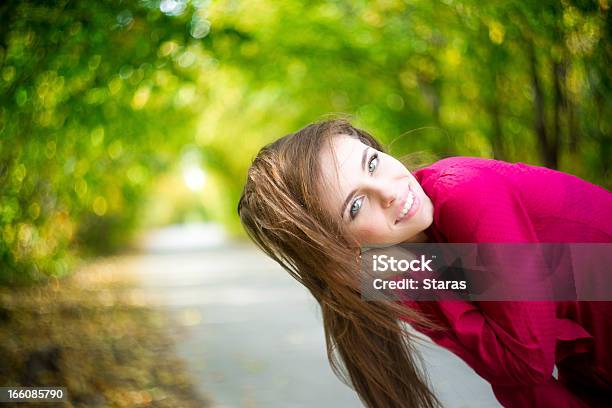 春の公園での女性 - 1人のストックフォトや画像を多数ご用意 - 1人, 20-24歳, カメラ目線