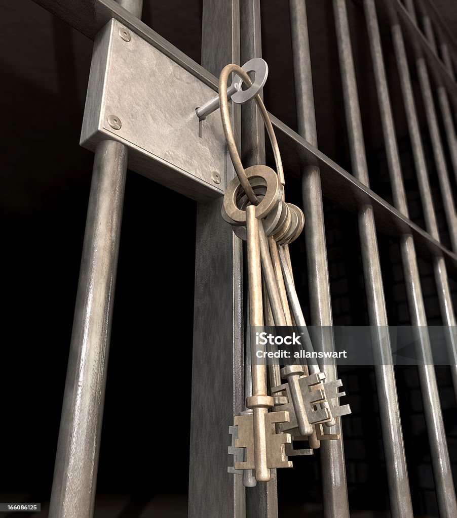 Тюрьме клетка с закрытыми дверями и связки ключей - Стоковые фото Ключ роялти-фри