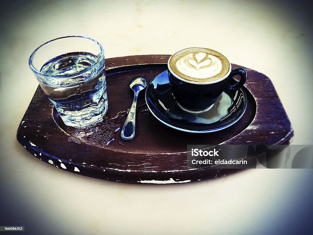 Lomo Cappuccino i woda gazowana na tacy - Zbiór zdjęć royalty-free (Alkohol - napój)