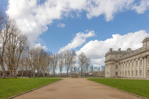 istock Downtown London with modern and old buildings. 1660873154