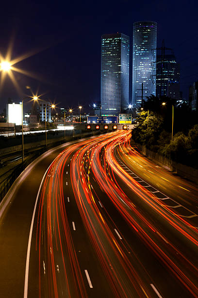 fiume autostrada per il centro città - ayalon freeway foto e immagini stock