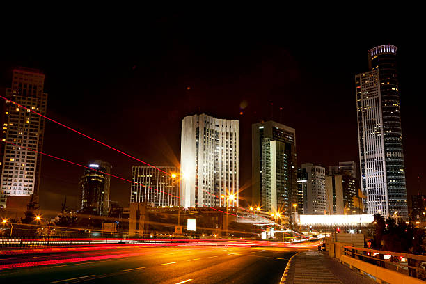 entrée du quartier du centre-ville de nuit - tel aviv israel skyline traffic photos et images de collection