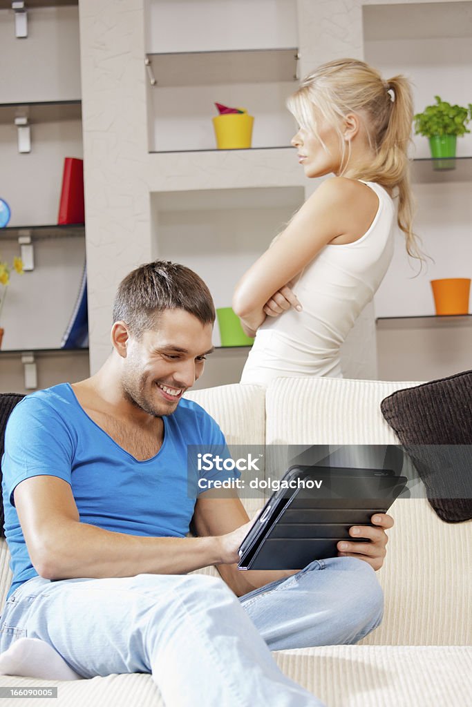 Пара с tablet PC - Стоковые фото Вертикальный роялти-фри