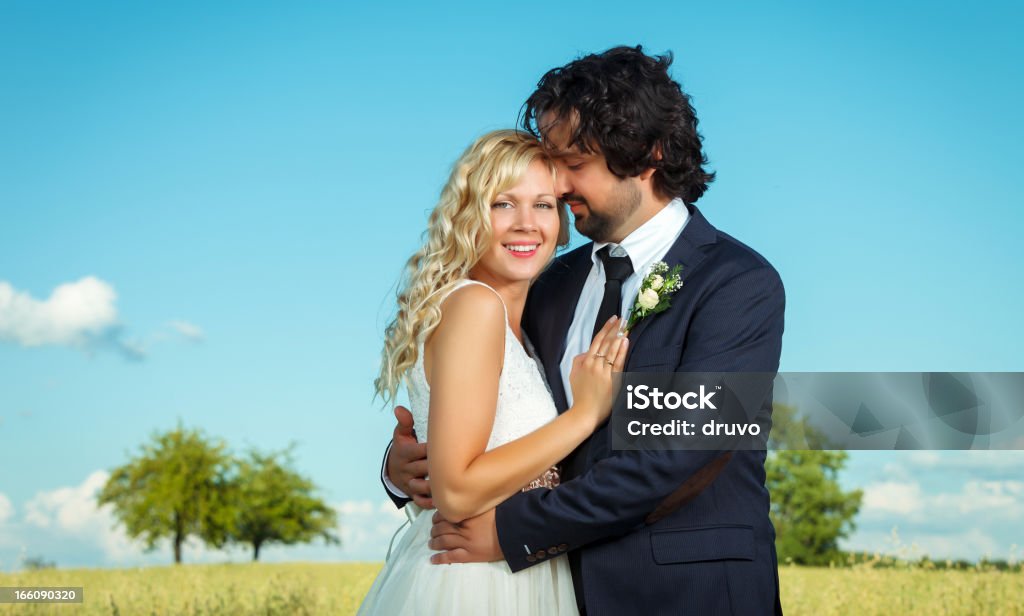 Feliz pareja de recién casados - Foto de stock de Abrazar libre de derechos