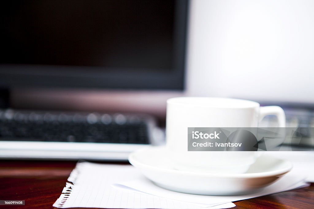 Caffè e la calcolatrice sul monitor - Foto stock royalty-free di Affari