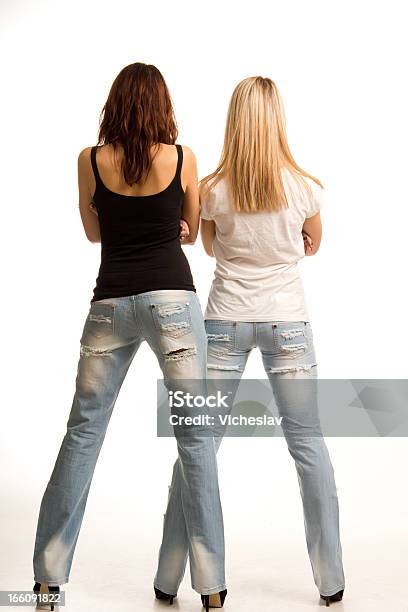 Vista Posteriore Di Due Ragazze Sexy - Fotografie stock e altre immagini di Abbigliamento casual - Abbigliamento casual, Adulto, Allegro