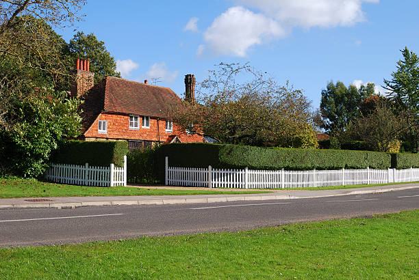 cabaña en chiddingfold. surrey. inglaterra - surrey southeast england england cottage fotografías e imágenes de stock