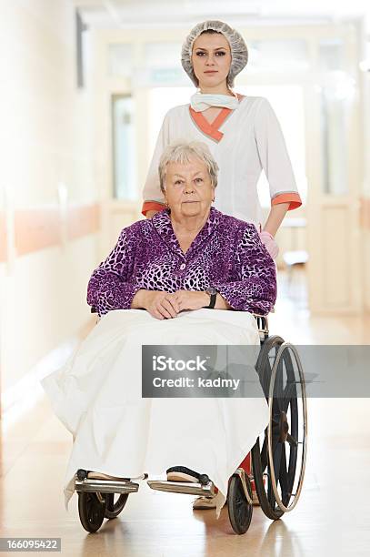 Enfermeira Com Paciente Idoso Em Cadeira De Rodas - Fotografias de stock e mais imagens de Hospital - Hospital, Paciente, Terceira idade