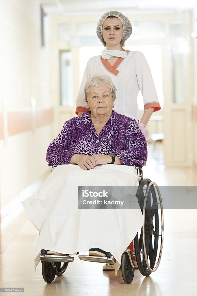Медсестра в пожилых пациентов в инвалидных колясках - Стоковые фото Больница роялти-фри