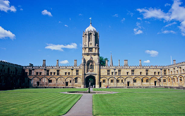 Christ Church's Tom Tower, Oxford University, England   Best Universities in the US, UK, China, Taiwan, Hong Kong, Japan, and MANY MORE         oxford england stock pictures, royalty-free photos & images