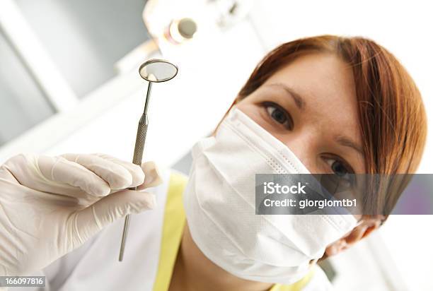 Dentista - Fotografie stock e altre immagini di Adulto - Adulto, Ambientazione interna, Carie dentale