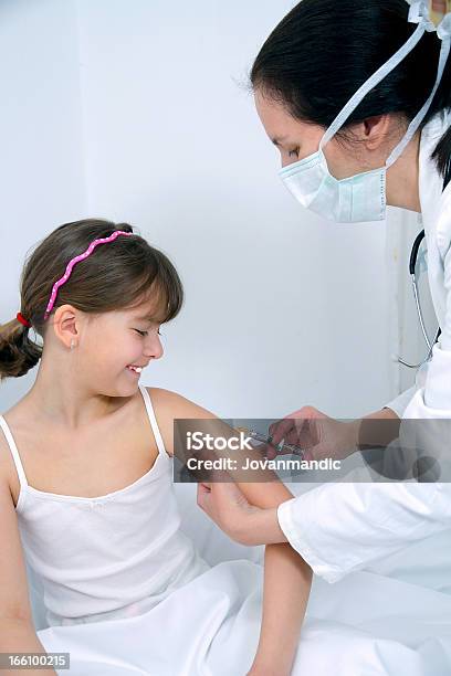 Crianças A Vacinação - Fotografias de stock e mais imagens de Bata de Laboratório - Bata de Laboratório, Casaco - Peça de roupa, Clínica médica