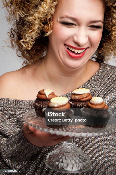 Foto de Sorrindo Rindo Mulher Segurando Muffins e mais fotos de stock de 30 Anos - 30 Anos, Adulto, Adulto de idade mediana