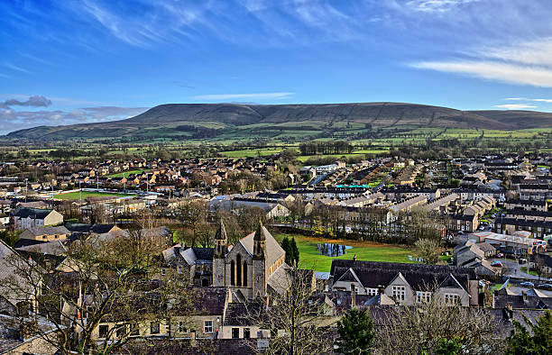 Pendle Hill, viewed across the town of Clitheroe View across Clitheroe, a Lancashire town of Saxon origin, looking towards Pendle Hill, a plateau of Pendle Grit;a coarse carboniferous sandstone, overlaying carboniferous limestone with slopes of boulder clay. lancashire photos stock pictures, royalty-free photos & images