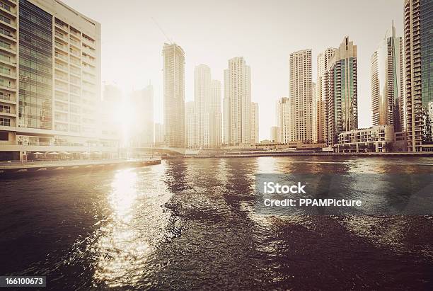 Dubai Marina Al Tramonto Di Luce - Fotografie stock e altre immagini di Ambientazione esterna - Ambientazione esterna, Ambientazione tranquilla, Arabia