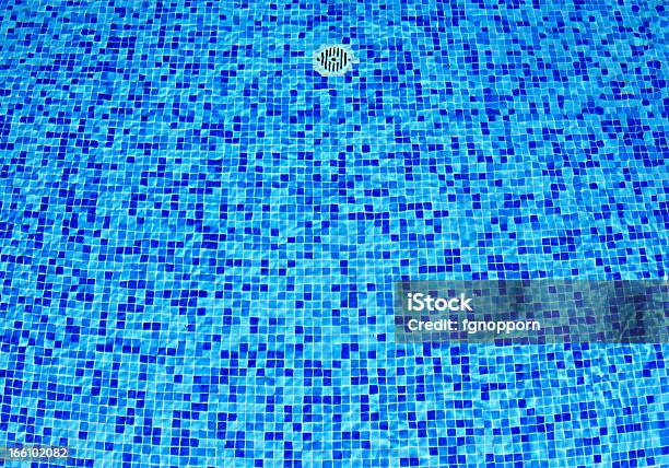 Piscina De Natação - Fotografias de stock e mais imagens de Ao Ar Livre - Ao Ar Livre, Ao Lado da Piscina, Azul