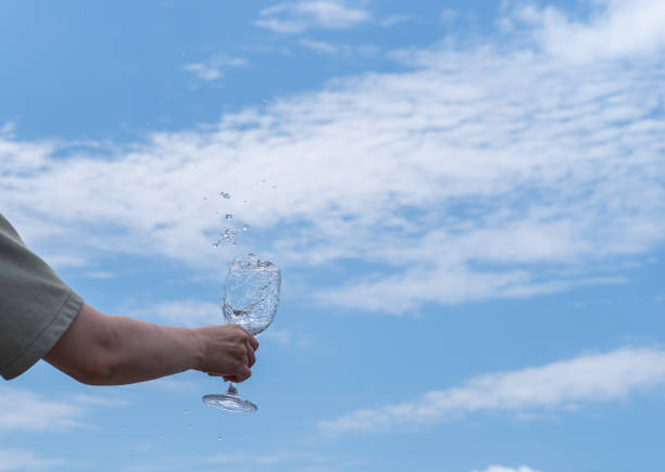 グラスから溢れる水 - overflowing water glass bottle ストックフォトと画像