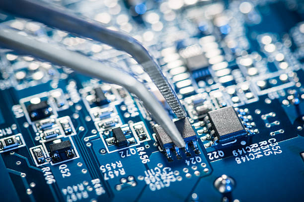 colocar una placa de circuitos. - technology computer chip industry electrical equipment fotografías e imágenes de stock