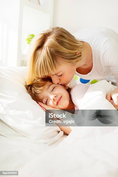 Mãe Acordar Criança - Fotografias de stock e mais imagens de Dormir - Dormir, 6-7 Anos, Acordar
