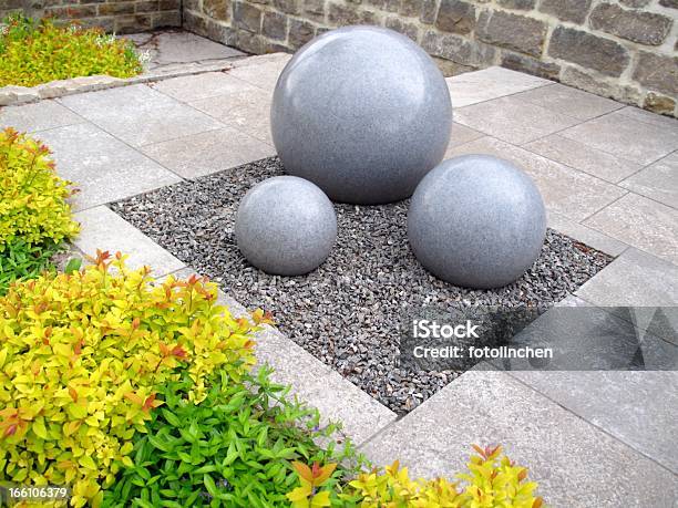 Gardendesign Mit Stonebälle Stockfoto und mehr Bilder von Hausgarten - Hausgarten, Schottergestein, Weg