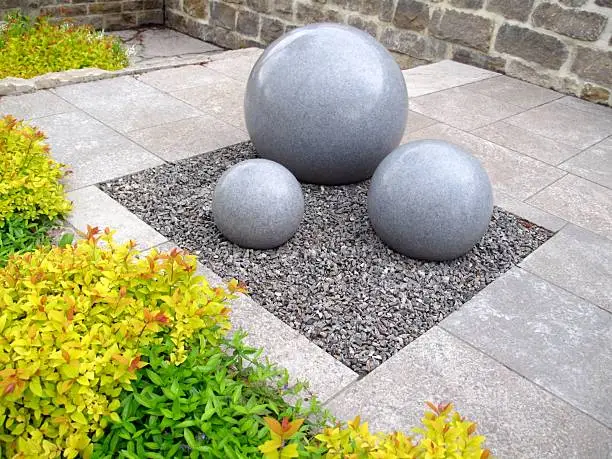 Gardendesign with stone-balls
