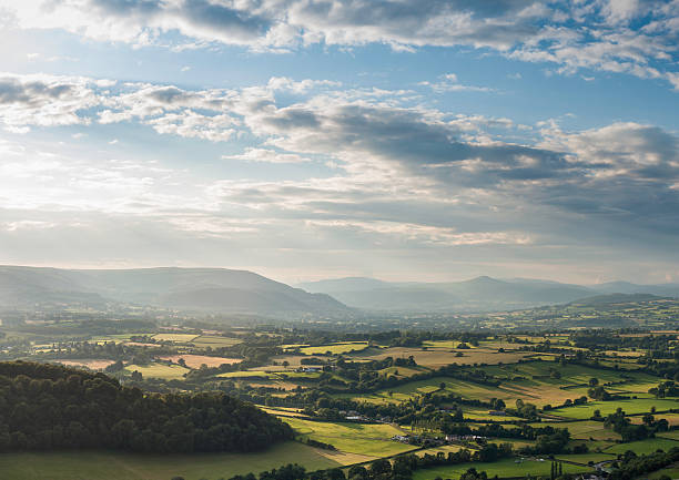 champs verdoyants et des montagnes brumeuses vue aérienne de paysage - welsh culture wales field hedge photos et images de collection