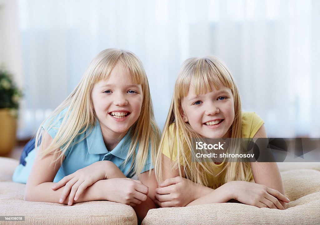 Graziosa letti separati - Foto stock royalty-free di Bambine femmine