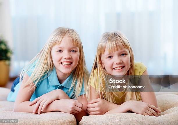 Graziosa Letti Separati - Fotografie stock e altre immagini di Bambine femmine - Bambine femmine, Capelli biondi, Due persone