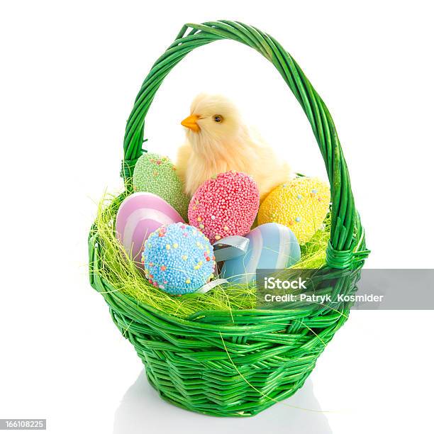 Foto de Ovos De Páscoa Coloridos Em Uma Cesta Com Bebê Chick e mais fotos de stock de Animal