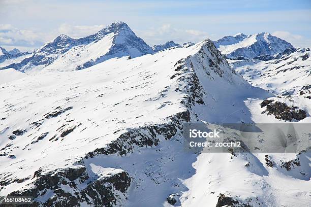 Foto de Paisagem De Inverno Nas Montanhas e mais fotos de stock de Alpes Peninos - Alpes Peninos, Alpes europeus, Azul