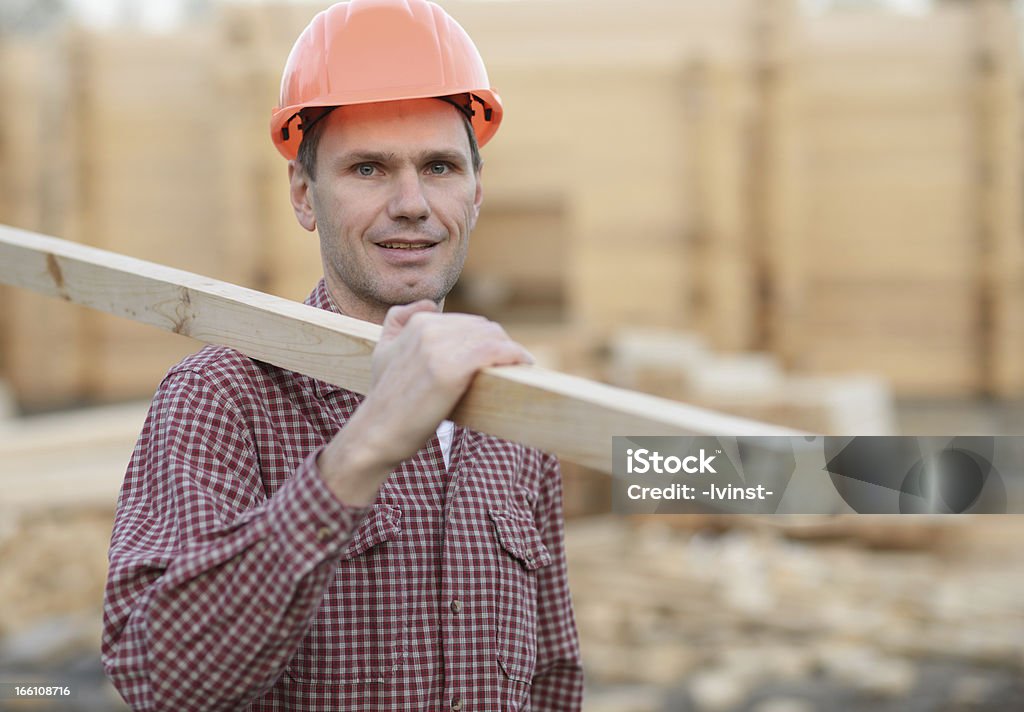 Trabajador de la construcción con tablón - Foto de stock de 30-39 años libre de derechos
