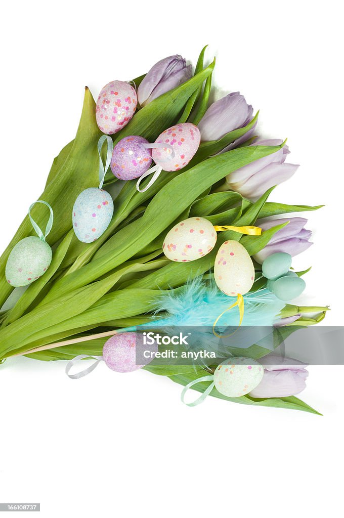 bouquet di tulipani e uova di Pasqua - Foto stock royalty-free di Bellezza