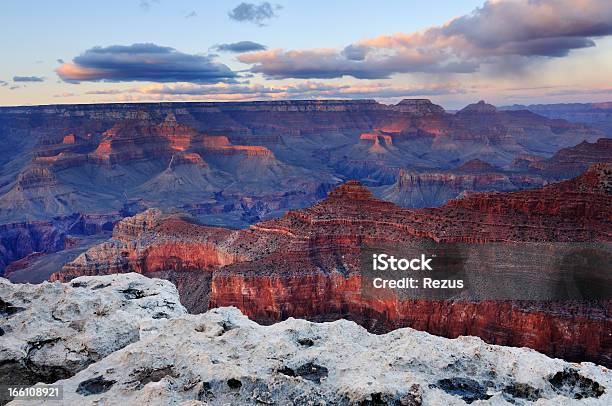 Crepuscolo Paesaggio Del Grand Canyon In Arizona Stati Uniti - Fotografie stock e altre immagini di Alba - Crepuscolo