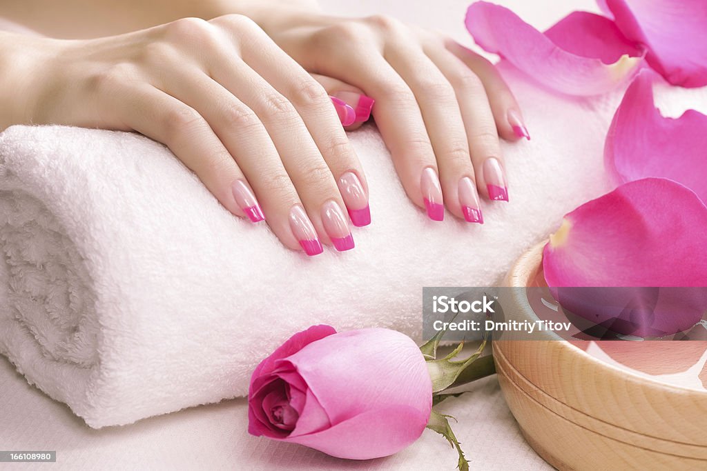 Weibliche Hände mit duftenden Rosenblättern und ein Handtuch. - Spa - Lizenzfrei Alternative Behandlungsmethode Stock-Foto