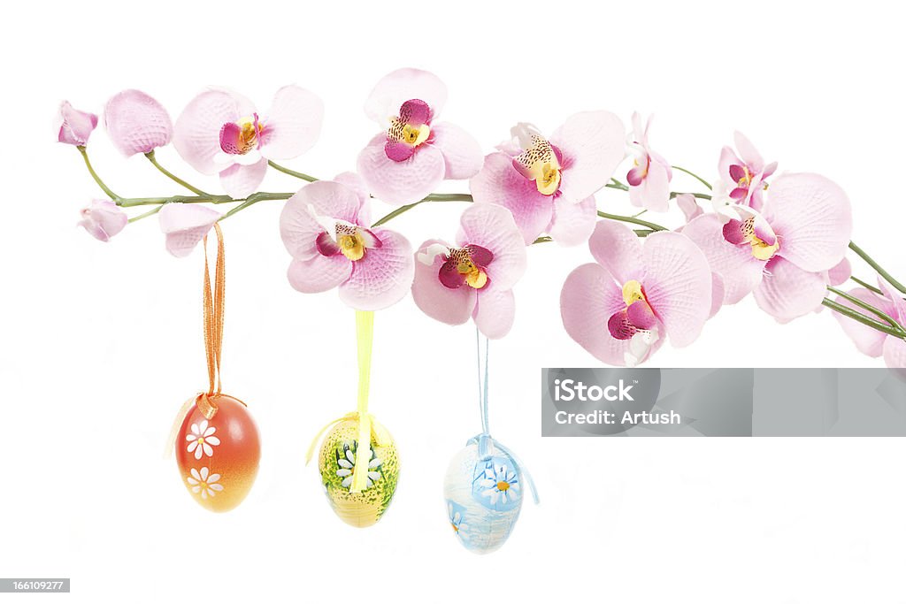То же Яркий цвет пасхальные яйца с бантами на весенний цветок - Стоковые фото Без людей роялти-фри