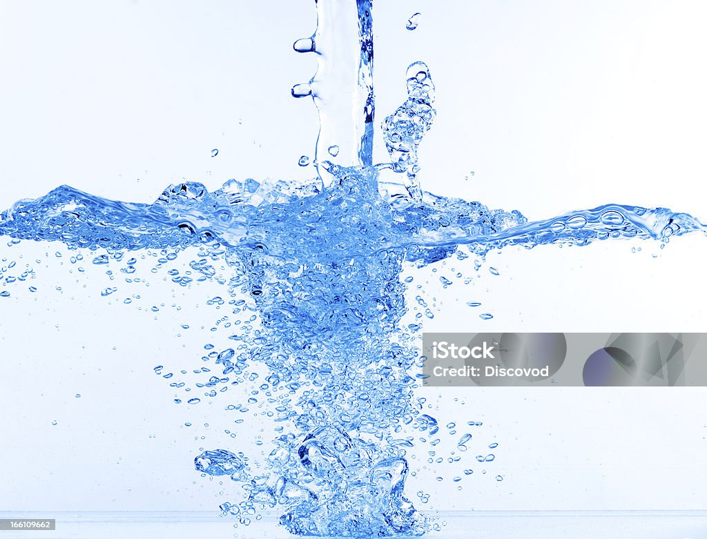 Corriente de agua que caer en el tanque - Foto de stock de Abstracto libre de derechos