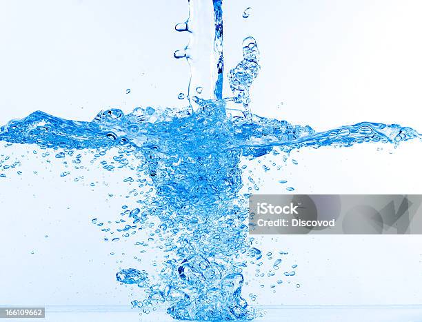 Corriente De Agua Que Caer En El Tanque Foto de stock y más banco de imágenes de Abstracto - Abstracto, Agua, Azul