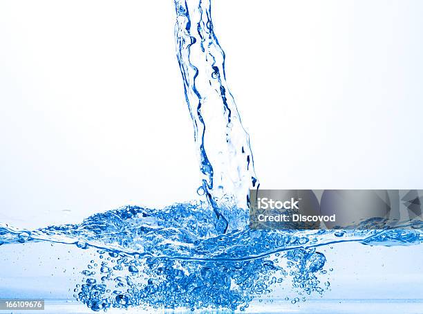 Stream Of Water Falling Into The Майка — стоковые фотографии и другие картинки Абстрактный - Абстрактный, Бирюзовый, Вода
