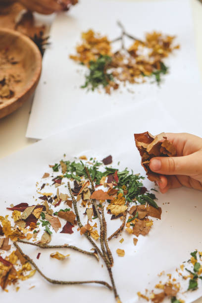 istock Children's creative activities, autumn idea 1661098931