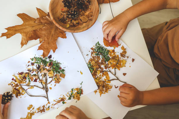 istock Children's creative activities, autumn idea 1661098940