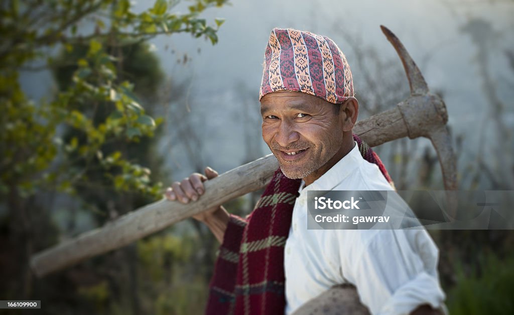 Ludzie of Nepal: Szczęśliwy Pracownik fizyczny z pickaxe i pojemnika. - Zbiór zdjęć royalty-free (Kilof)