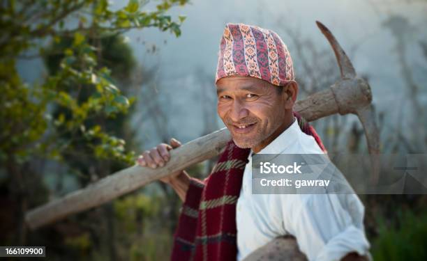 Ludzie Of Nepal Szczęśliwy Pracownik Fizyczny Z Pickaxe I Pojemnika - zdjęcia stockowe i więcej obrazów Kilof