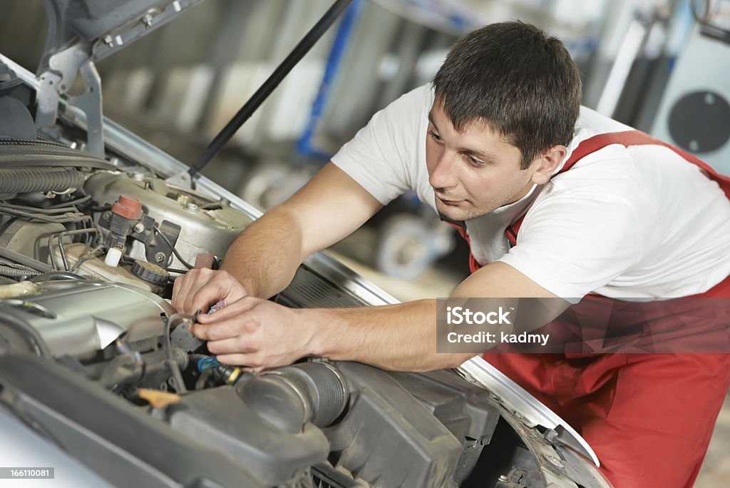 auto Mechanik w pracy - Zbiór zdjęć royalty-free (Mechanik)