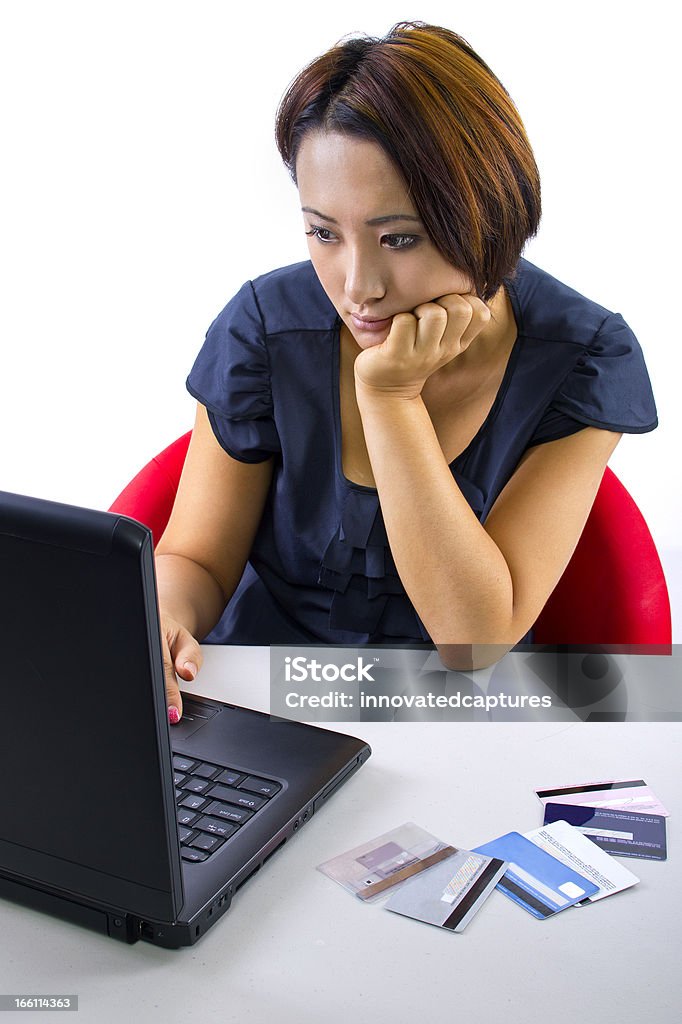 Mulher olhando na Internet para consolidação da dívida - Foto de stock de Cartão de crédito royalty-free