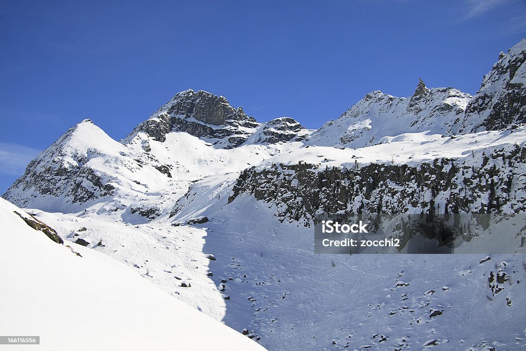 Paisagem de inverno nas montanhas - Foto de stock de Alpes Peninos royalty-free