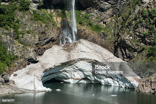 Caverna De Gelo - Fotografias de stock e mais imagens de Buraco - Buraco, Casa de Banho - Instalação Doméstica, Casa de banho