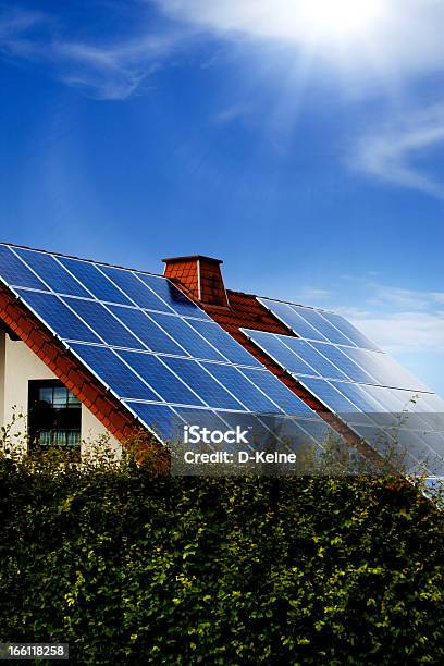 Dom - zdjęcia stockowe i więcej obrazów Panel słoneczny - Panel słoneczny, Dom - Budowla mieszkaniowa, Energia słoneczna