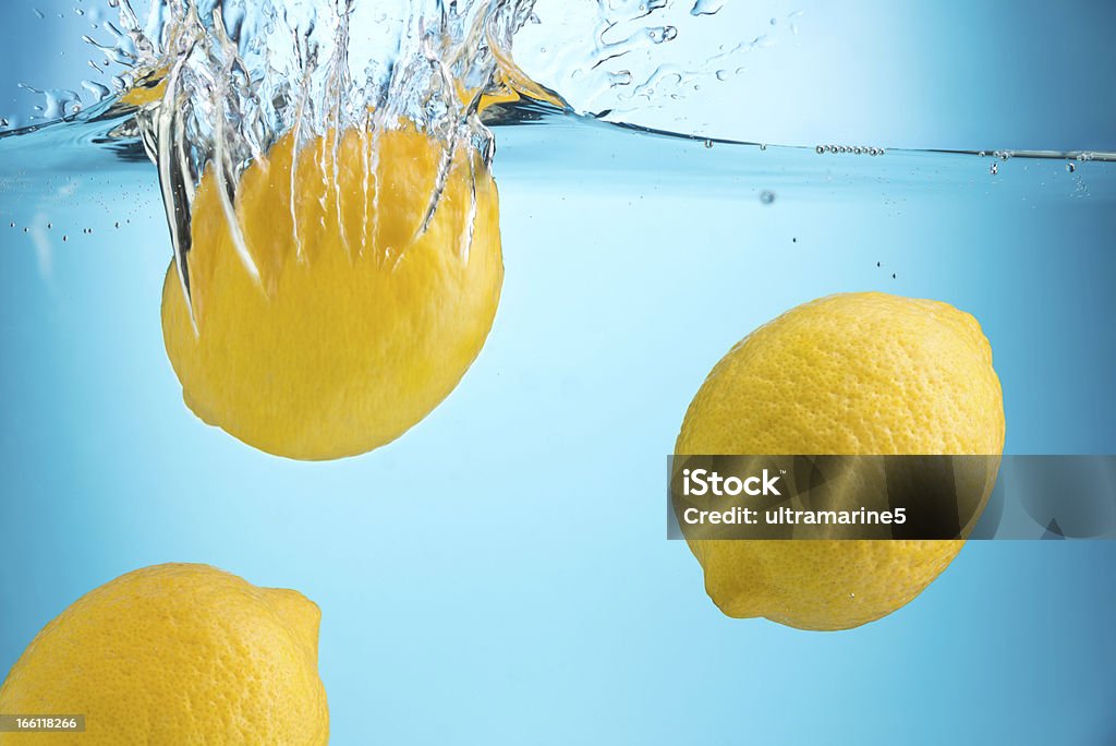 Limoni in acqua pulita - Foto stock royalty-free di Acqua